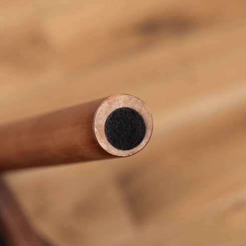 【床にも優しい、嬉しい気配り】
脚の裏には床を傷つけにくいよう保護フェルトが付いているため、賃貸のお部屋でも安心して設置できる、細やかな配慮が嬉しいポイントです。