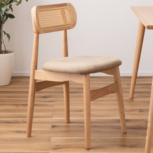 【届いたその日から、お洒落な暮らし】
面倒な組み立てが必要ない完成品なので、箱から出して置くだけで、天然木の温もりとラタン調デザインが溶け込む、憧れのインテリアがすぐに始まります。