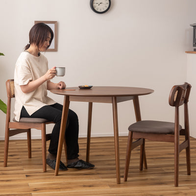 【円いフォルムが描く優しい時間】
全体的に丸みを帯びたデザインが、円形テーブルとも相性良く調和し、スエード調の座面と天然木のフレームが、カフェで過ごすような心地よい時間を演出します。