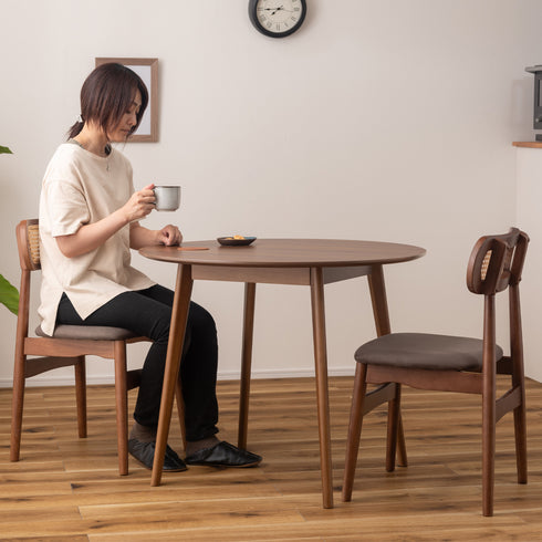 【円いフォルムが描く優しい時間】
全体的に丸みを帯びたデザインが、円形テーブルとも相性良く調和し、スエード調の座面と天然木のフレームが、カフェで過ごすような心地よい時間を演出します。