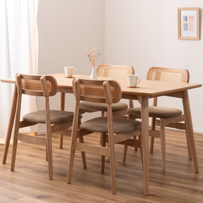 【統一感でつくる、洗練ダイニング】
同じカラーで揃えれば、天然木の温もりとラタンの抜け感が統一感のあるダイニングを演出し、家族や友人との食事の時間をより豊かなものにします。