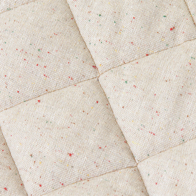 【表情豊かな、自慢の生地】
ナチュラルな風合いの生地に散りばめられたカラフルな糸が、シンプルさの中に温かみと可愛らしいアクセントを添えます。