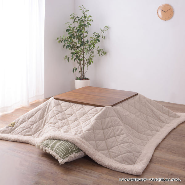 【お部屋に馴染む、冬の主役】
シンプルながらも味のあるツイード生地のこたつ布団が、ナチュラルなベージュカラーでお部屋を明るく、温かな空間へと彩ります。