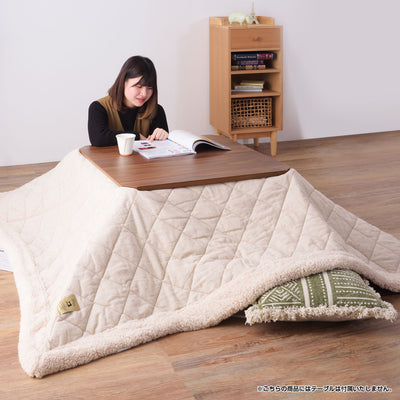 【ぬくもりに包まれる、私の時間】
ふわふわのシープボアとやさしい手触りの裏地が心地よく、読書やティータイムなど、冬のおうち時間をより豊かにしてくれます。