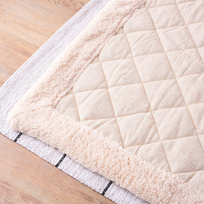 【さりげない可愛らしさの秘密】
丁寧にキルト加工されたツイード生地に織り込まれたカラフルなネップが、シンプルさの中に遊び心をプラスし、見るたびに愛着が湧きます。