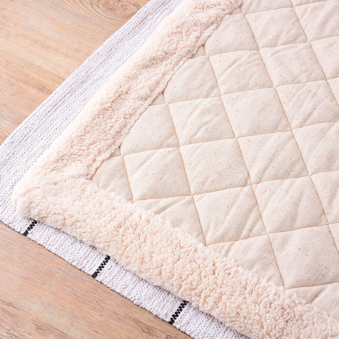 【さりげない可愛らしさの秘密】
丁寧にキルト加工されたツイード生地に織り込まれたカラフルなネップが、シンプルさの中に遊び心をプラスし、見るたびに愛着が湧きます。