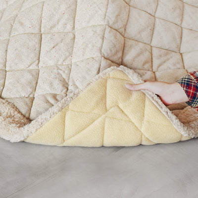 【裏地まで、こだわりの心地よさ】
肌に直接ふれる裏地には優しい手触りの素材を採用しており、薄掛けでもしっかり暖かく、心地よいぬくもりであなたを優しく包み込みます。