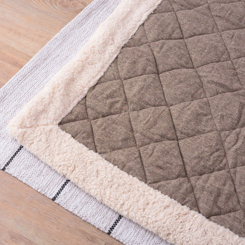 【深みを生む、ツイードの風合い】
立体感のあるキルティングが施されたブラウンのツイード生地は、シンプルながらも表情豊かで、お部屋に飽きのこない深みを与えます。