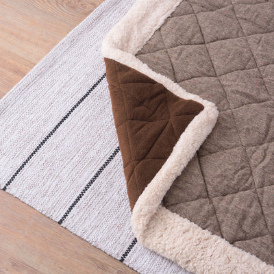 【暖かさを閉じ込める、二つの素材】
落ち着いたブラウンのツイード生地と、内側の優しいボア生地がこたつの中の暖かさを逃さず、見た目にも温もりを感じさせます。