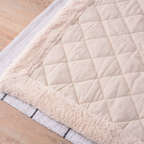 ふわふわなシープボアでの縁取りや、カラフルな糸が織り込まれた生地により、可愛らしいデザインとなっております。