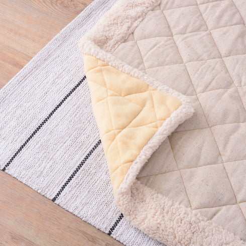 厚みの薄い薄掛でもしっかりとした生地感なのであたたかく、裏地にはやさしい手触りの素材を採用し心地良い使用感を実現しました。