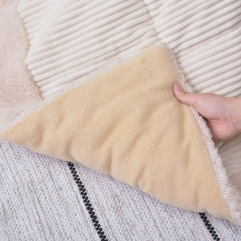 厚みの薄い薄掛でもしっかりとした生地感なのであたたかく、裏地にはやさしい手触りの素材を採用し心地良い使用感を実現しました。