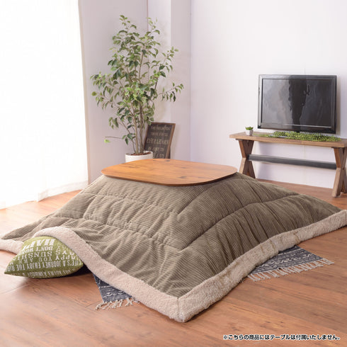 あたたかみのあるコーデュロイ生地に、ふわふわなシープボアで縁取りされたデザインがお洒落な薄掛こたつ布団の正方形タイプです。