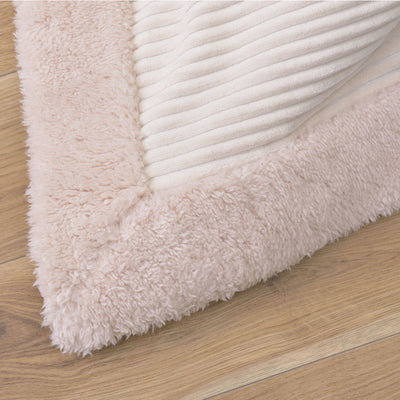 厚みの薄い薄掛でもしっかりとした生地感なのであたたかく、裏地にはやさしい手触りの素材を採用し心地良い使用感を実現しました。