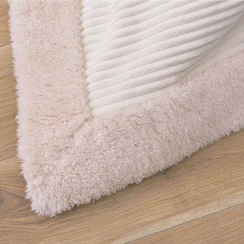 厚みの薄い薄掛でもしっかりとした生地感なのであたたかく、裏地にはやさしい手触りの素材を採用し心地良い使用感を実現しました。