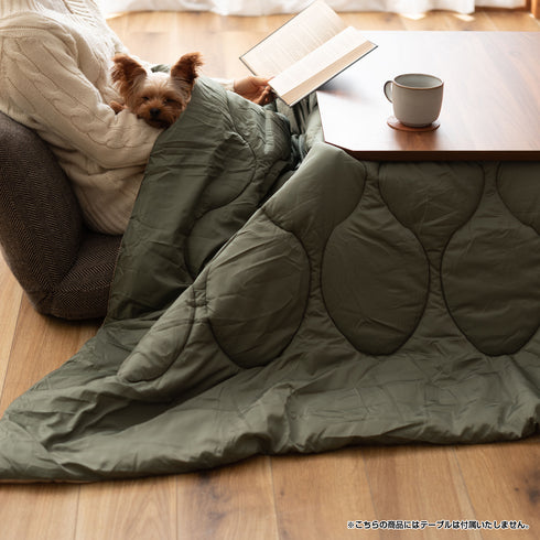 【ぬくもりを、家族みんなで】
撥水加工が施されたこの一枚があれば、大切なペットと過ごす冬の読書タイムも、汚れを気にせず心からリラックスできます。