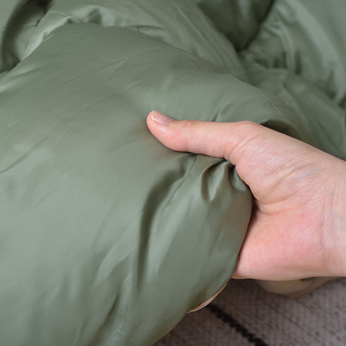 【ふんわり、なのに丈夫】
見た目通りのふんわりとしたボリューム感と、撥水加工が施された丈夫な生地で、家でも外でも気兼ねなく使えます。