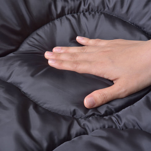 【触れるたび、心地よい】
思わずずっと触れていたくなるサラサラの手触りは、おうちでのリラックスタイムをより上質なものへと導いてくれます。