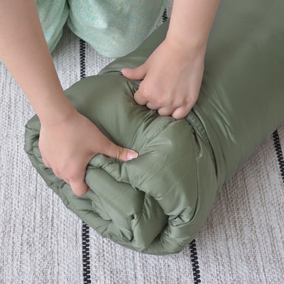 【驚くほど、軽くてコンパクト】
女性の力でも簡単に丸められる軽さと柔らかさで、面倒に感じがちな片付けや、アウトドアへの準備も楽しくなります。