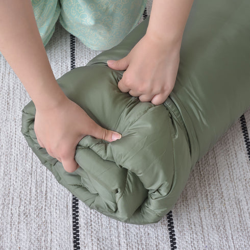 【驚くほど、軽くてコンパクト】
女性の力でも簡単に丸められる軽さと柔らかさで、面倒に感じがちな片付けや、アウトドアへの準備も楽しくなります。