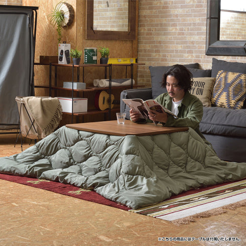 【趣味の時間に寄り添う一枚】
インダストリアルな空間にも映えるカーキカラーは、一人の時間を豊かに彩り、撥水加工と付属の収納袋で、冬ごもりから趣味のアウトドアまでアクティブにサポート。