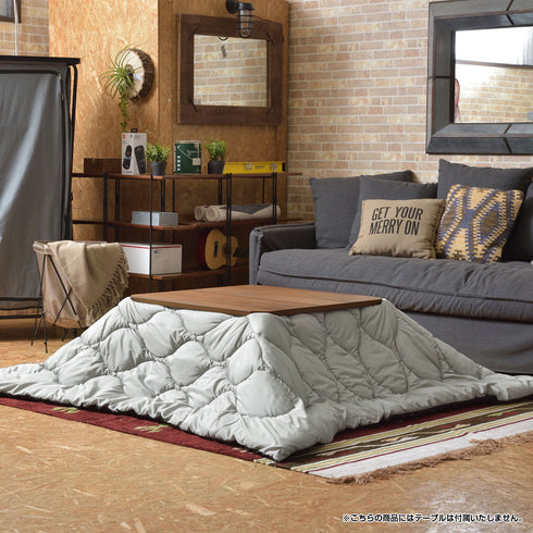 【裏返せば、空間の表情が変わる】
いつものお部屋もリバーシブルのベージュ面に変えるだけで、温かく柔らかな印象に一変し、一枚で二つのインテリアを手軽に楽しめます。