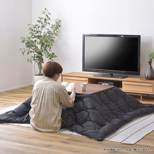 【シックに決まる大人のブラック】
お部屋をモダンで落ち着いた印象に引き締めるブラックは、撥水加工付きで美しさを保ちやすく、スマートで快適な冬の暮らしを叶えます。