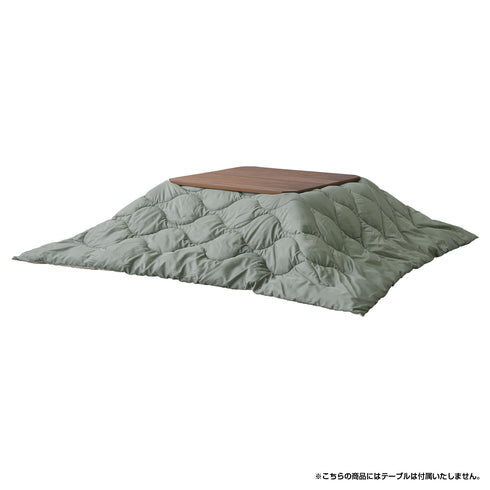 【気分を上げるアクティブカーキ】
アウトドアのワクワク感をお部屋にもたらすカーキは、カジュアルでナチュラルな空間づくりに最適で、一枚でお部屋の主役になる存在感。