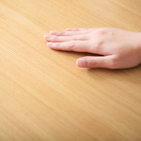 【毎日触れる、なめらかな手ざわり】
ウレタン塗装で仕上げた天板は、木の自然な風合いを保ちながら、汚れや水に強く、日々のお手入れも簡単です。