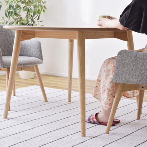 【立ち座りがしやすい、快適設計】
天板の下にある幕板を内側へ配置することで、チェアに深く腰掛けても足がぶつかりにくく、スムーズな立ち座りをサポートします。