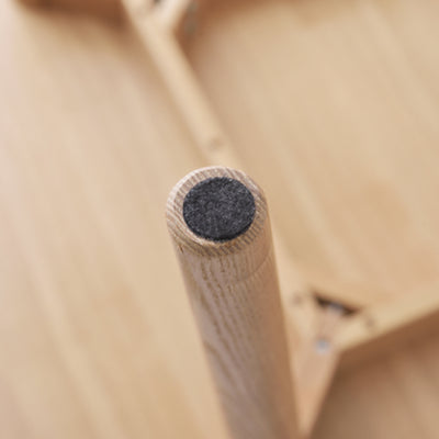 【床への配慮も、忘れずに】
脚の裏には床を傷つけにくいフェルトが付いており、賃貸のお部屋でも安心してお使いいただける、細やかな配慮が嬉しいポイントです。