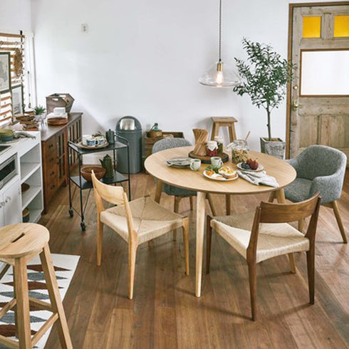 【どんな椅子も受け入れる円テーブル】
あえてデザインの違う椅子を組み合わせても不思議とまとまるのは、円形テーブルならではの包容力で、あなただけのダイニング作りを楽しめます。