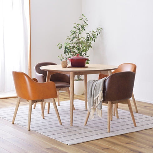 【レザーを合わせ、カフェ風に】
温かみのあるテーブルにレザー調のチェアを合わせれば、まるでお気に入りのカフェのような、少し大人びたお洒落な空間が生まれます。