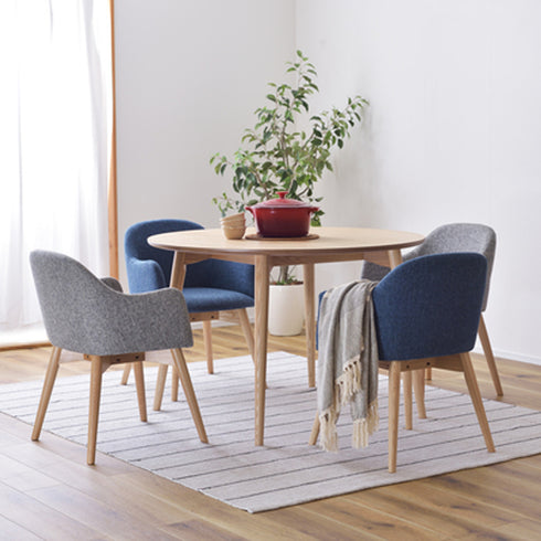 【ファブリックで彩る、優しい空間】
ファブリックのチェアと組み合わせることで、木の温もりに彩りが加わり、より一層優しく、居心地の良いダイニングが完成します。