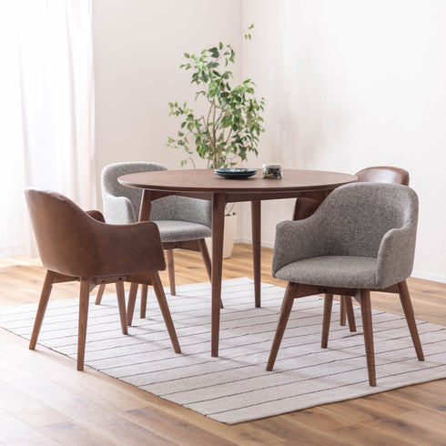 【異素材ミックスで、個性的に】
落ち着いたブラウンのテーブルを主役に、レザー調とファブリックという異素材のチェアを組み合わせることで、洗練された個性的なダイニングを表現できます。