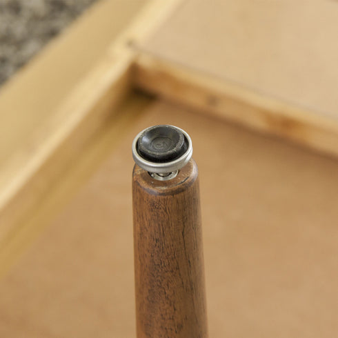 【細部までこだわる、安定の使い心地】
脚先のアジャスターで、わずかな床の凹凸も調整できるため、いつでも安定した快適な使い心地です。