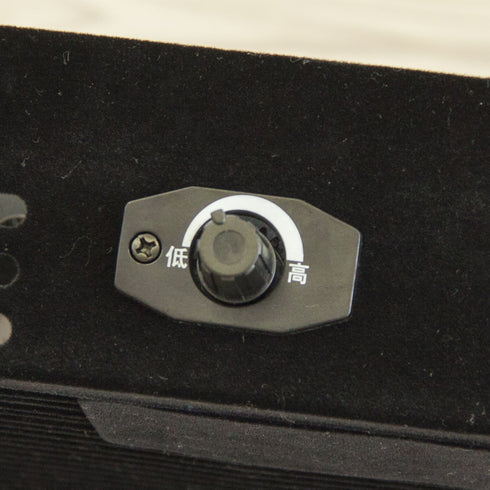 【お好みの暖かさに簡単調節】
ヒーター本体には温度調節つまみが付いているので、その日の気温や体調に合わせて、無段階でお好みの暖かさに設定可能です。