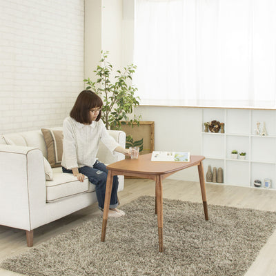 【ソファと過ごす、豊かな時間】
ソファに座ったままでも、ちょうど良い高さでゆったりとくつろげる、そんな理想の時間をこの一台でどうぞ。