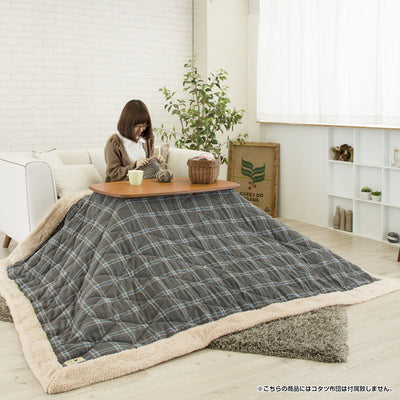 【ソファでぬくぬく、新しい冬の形】
ソファに腰掛けながら、こたつでぬくぬくと暖まる、そんな冬の新しいくつろぎスタイルを提案します。