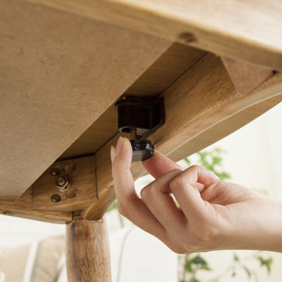 【オールシーズン快適に使える工夫】
オフシーズンには天板をネジで固定できるため、こたつ布団を外してもテーブルがずれる心配なく一年中活躍します。