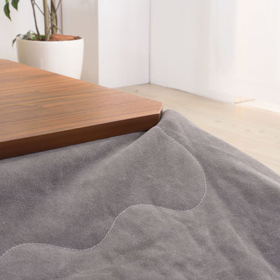 布団を挟むと角の落ちた天板のフォルムが際立ち、布団を挟まずに使用した時とはまた違った印象を与えてくれます。