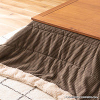 【ぬくもりを演出】天然木の天板と相性の良いこたつ布団を合わせれば、温かみのある空間が完成します。