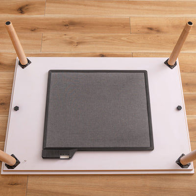 薄型のヒーターなので足元の空間が広々としていてくつろぎやすく、ヒーターの面積が広いので温度のムラがなく全体を均一にあたためてくれます。