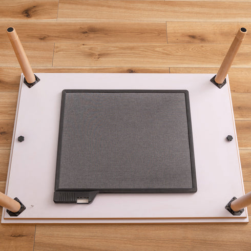 薄型のヒーターなので足元の空間が広々としていてくつろぎやすく、ヒーターの面積が広いので温度のムラがなく全体を均一にあたためてくれます。