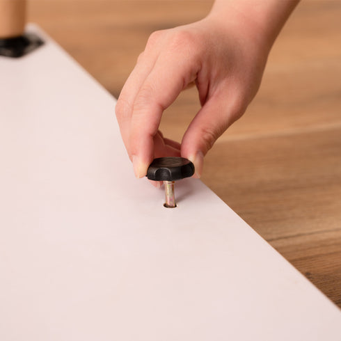 天板を固定するネジ付きなので、オフシーズンでもテーブルとしてご使用いただけます。