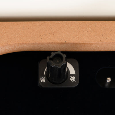 ヒーター本体に付属するつまみによって温度調節が可能です。