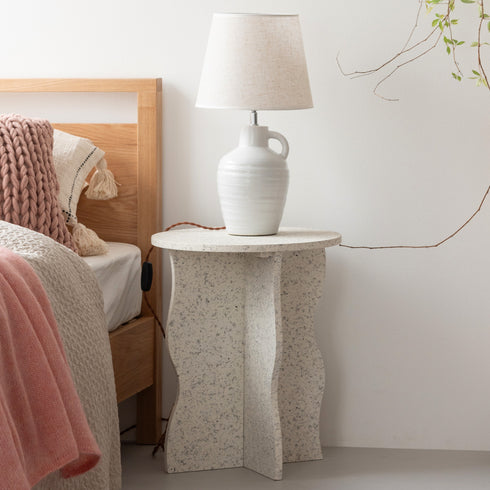 波打つベースデザインが目を惹く、トレンドのテラゾー柄のサイドテーブル。