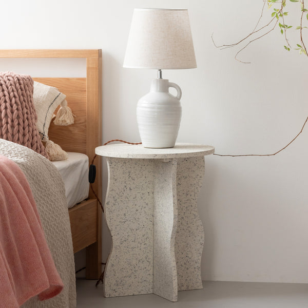 波打つベースデザインが目を惹く、トレンドのテラゾー柄のサイドテーブル。