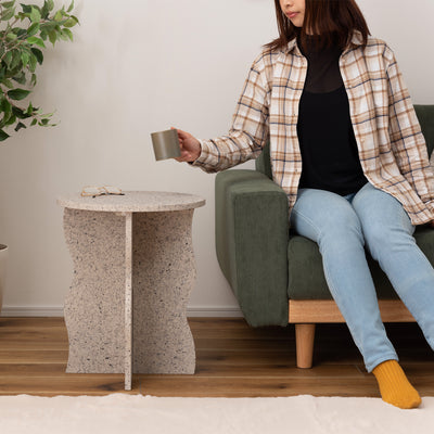 ソファサイドはもちろんのこと、ベッドサイドでデスクライトやスマホなどの小物を置くナイトテーブルとしてもピッタリです。