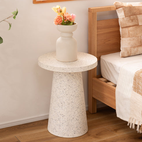天板に向かってテーパードしているベースが重厚感を感じさせる、トレンドのテラゾー柄のサイドテーブル。